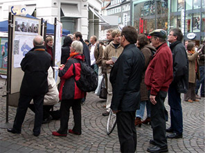 Straßenaktion am 25.10.2008 – Informationsstand – Foto: Elisabeth Ruppert